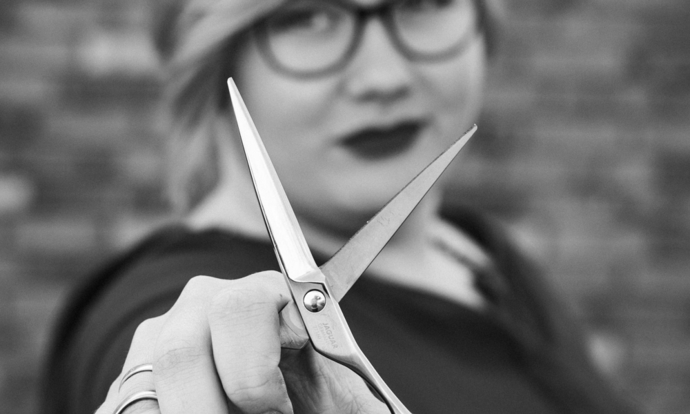 Larissa hält eine Schere