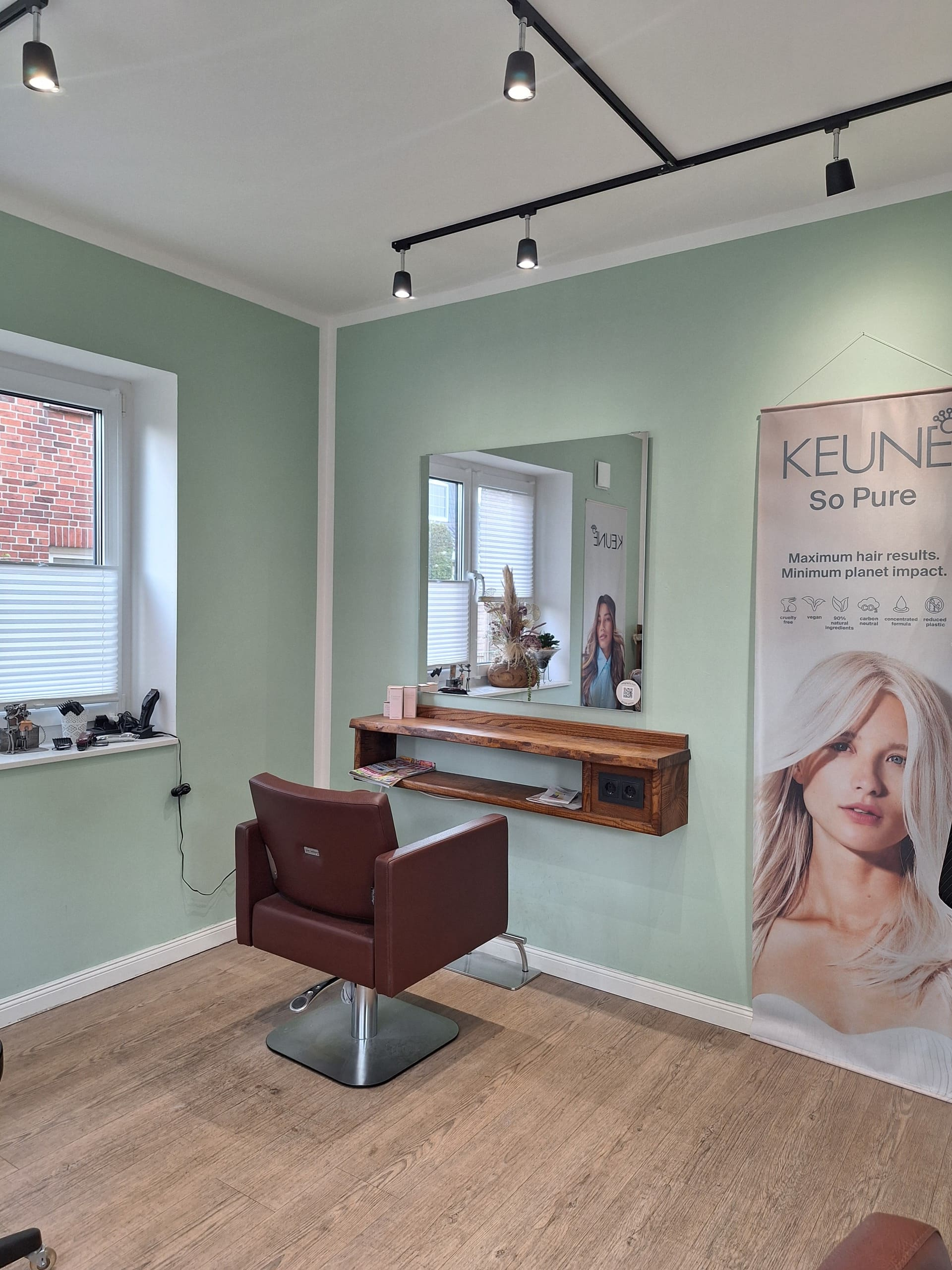 Salonbild mit Keune banner